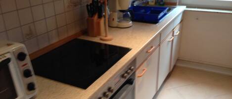 Een koelkast, een oven