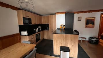 Een koelkast, een microgolfoven, een oven, een kookplaat