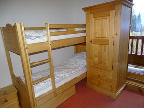 4 bedrooms, travel cot, free WiFi, bed sheets