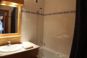 Combined shower/tub, hair dryer, towels