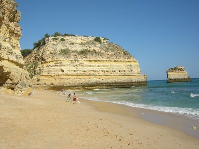 Magnificent 5 bedroom villa, 4 bathrooms, calm, great view, very well located