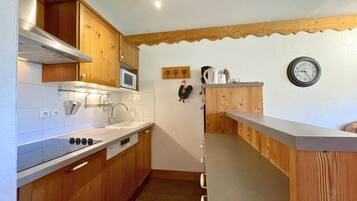 Réfrigérateur, micro-ondes, lave-vaisselle, cafetiÚre/bouilloire