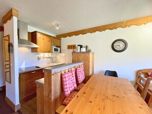Kylskåp, mikrovågsugn, diskmaskin och kaffe- och tebryggare