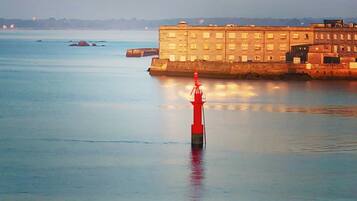 Na praia, espreguiçadeiras