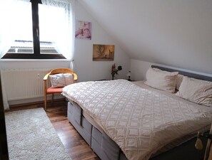 1 habitación, tabla de planchar con plancha, wifi gratis y ropa de cama