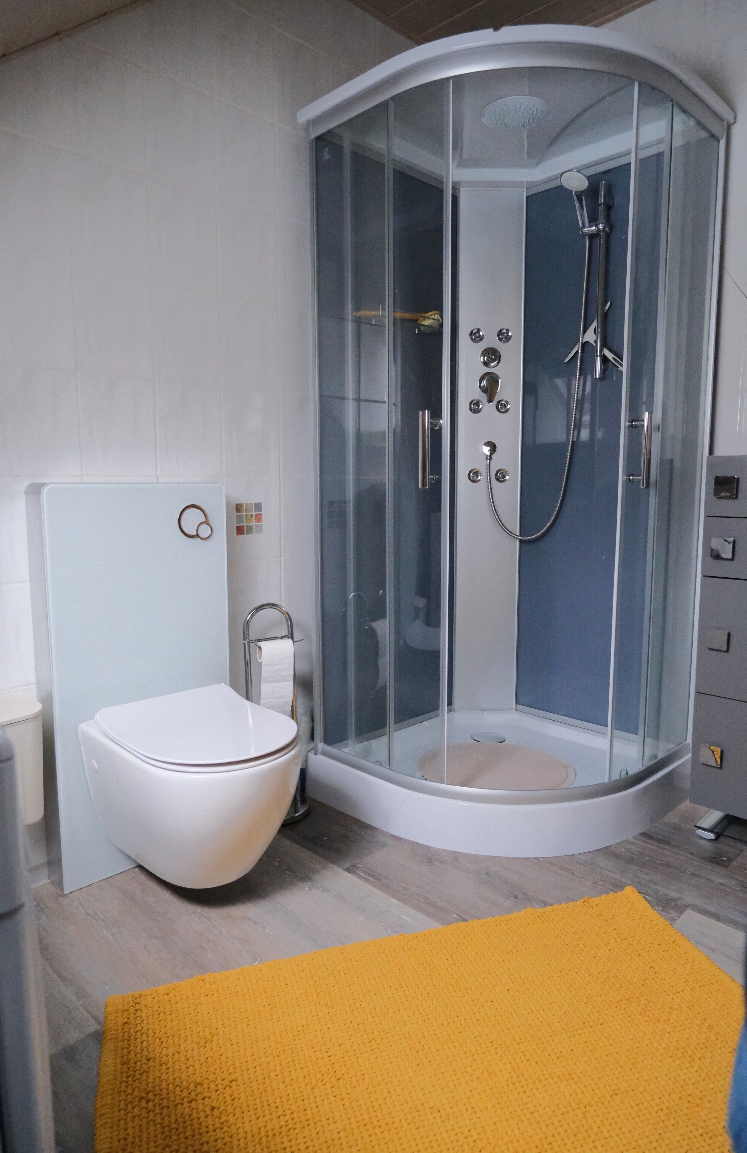 Douche, sèche-cheveux, serviettes fournies, savon