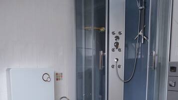 Douche, sĂšche-cheveux, serviettes fournies, savon