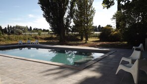 Outdoor pool - Gîte in a Mas in the countryside at the foot of the Luberon... terrace, swimming pool and barbecue. (Cavaillon)