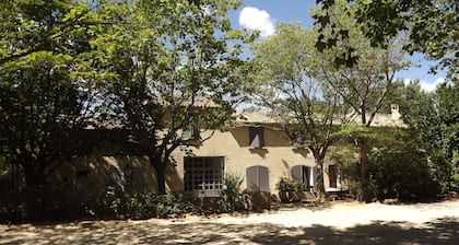 Gîte in a Mas in the countryside at the foot of the Luberon... terrace, swimming pool and barbecue.