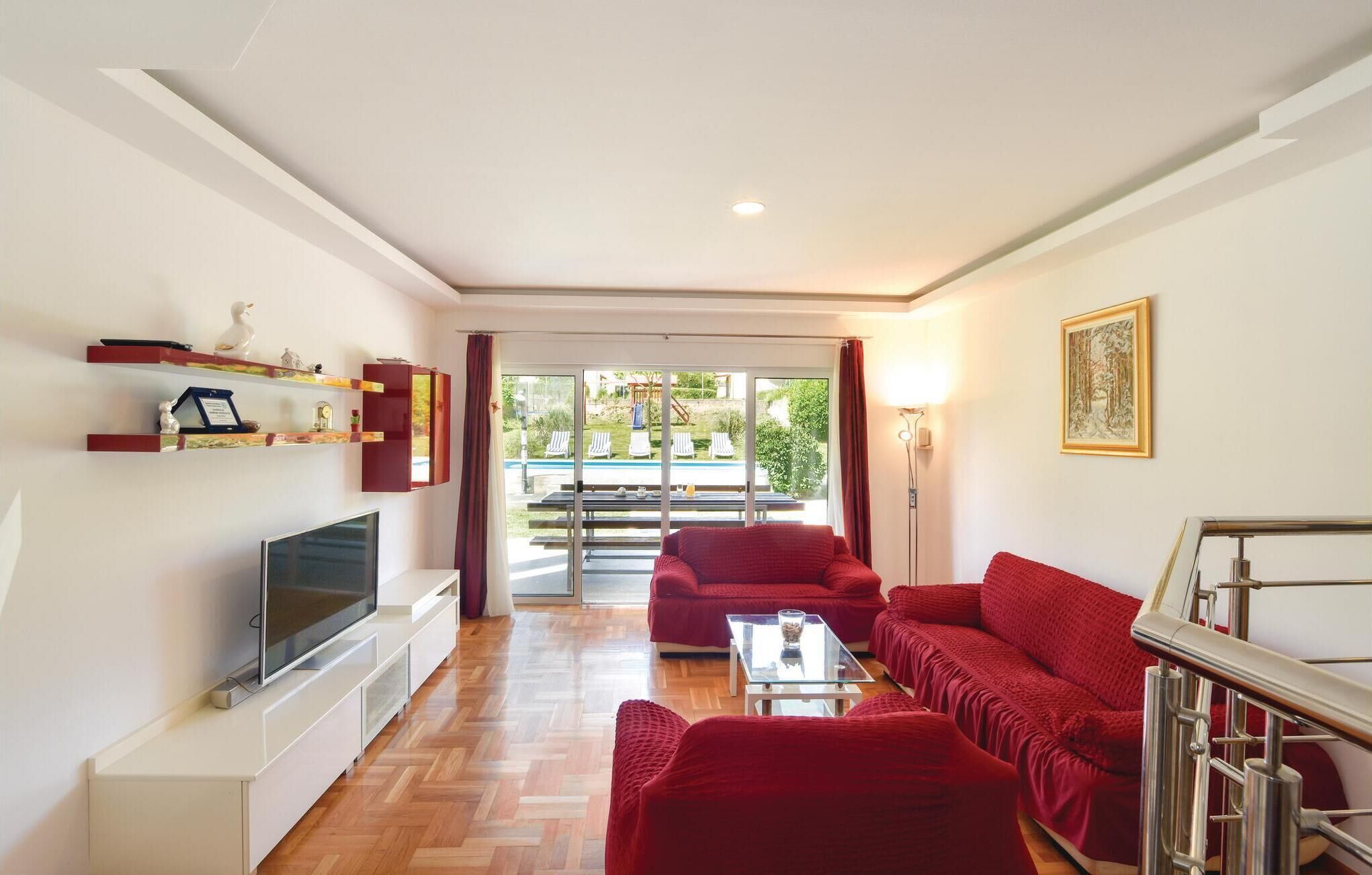 Een smart-tv, een open haard en tafelvoetbal