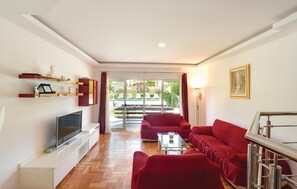 Een smart-tv, een open haard en tafelvoetbal