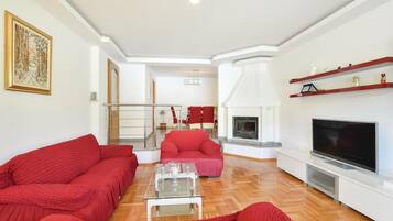 Smart-tv, eldstad och bordsfotboll