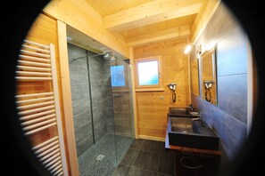 Shower, jetted bath, hair dryer, towels