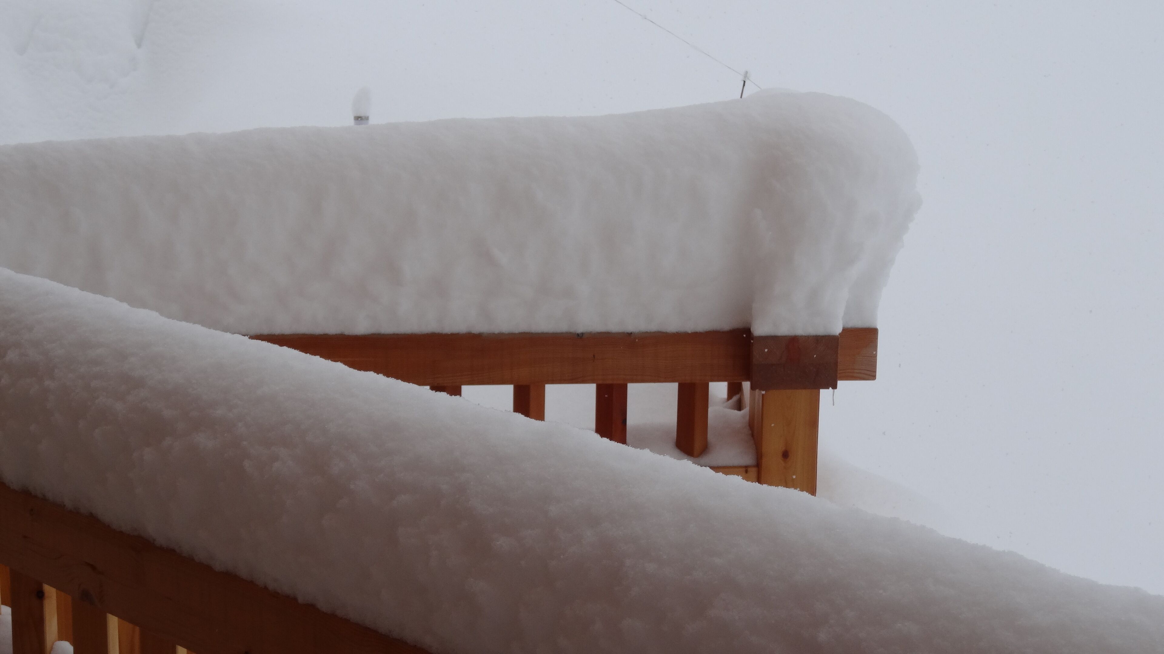 Un banc en bois recouvert de neige.