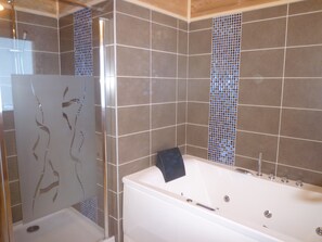 Shower, jetted bath, hair dryer, towels