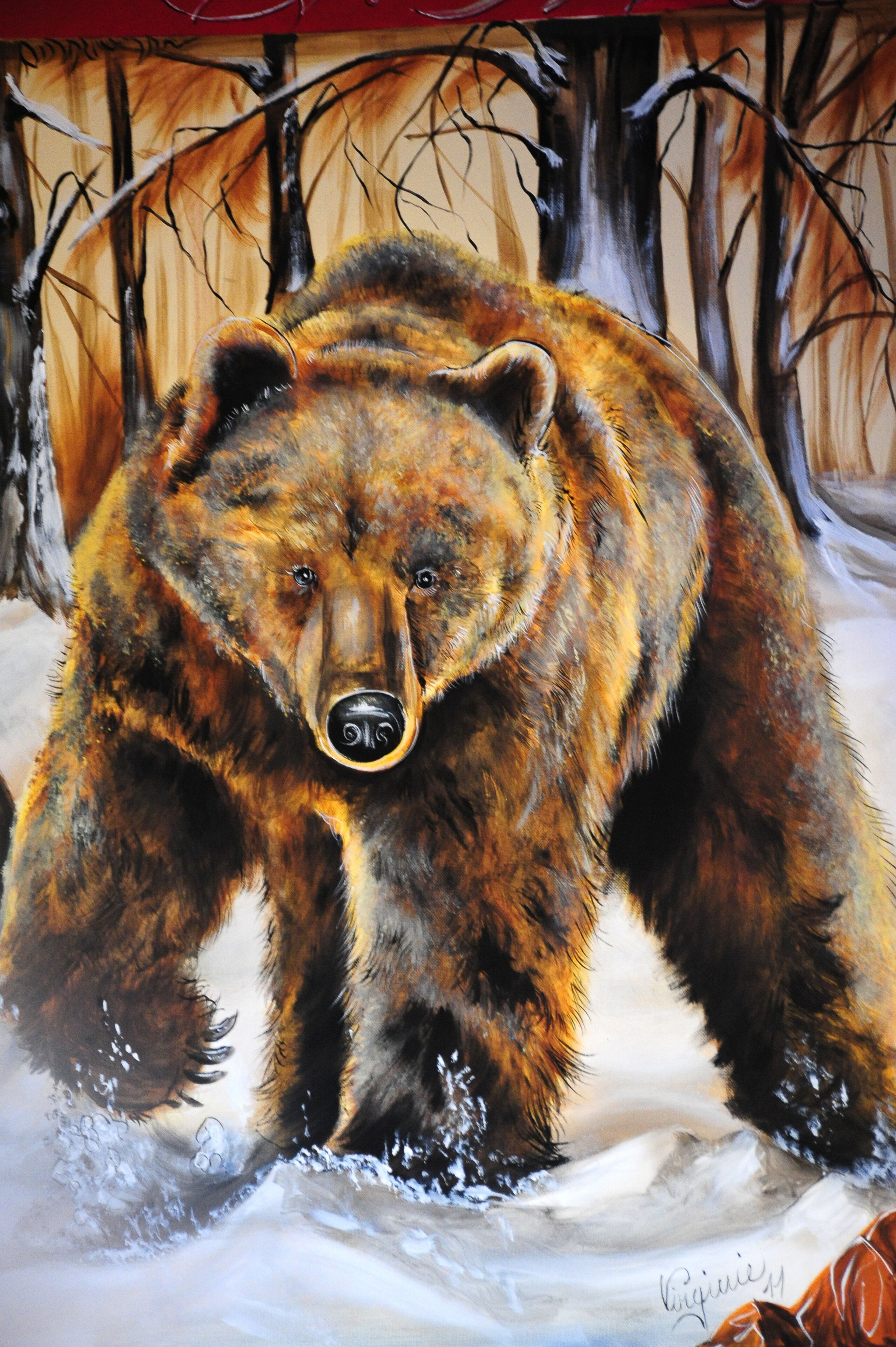 Un ours dans un paysage enneigé.