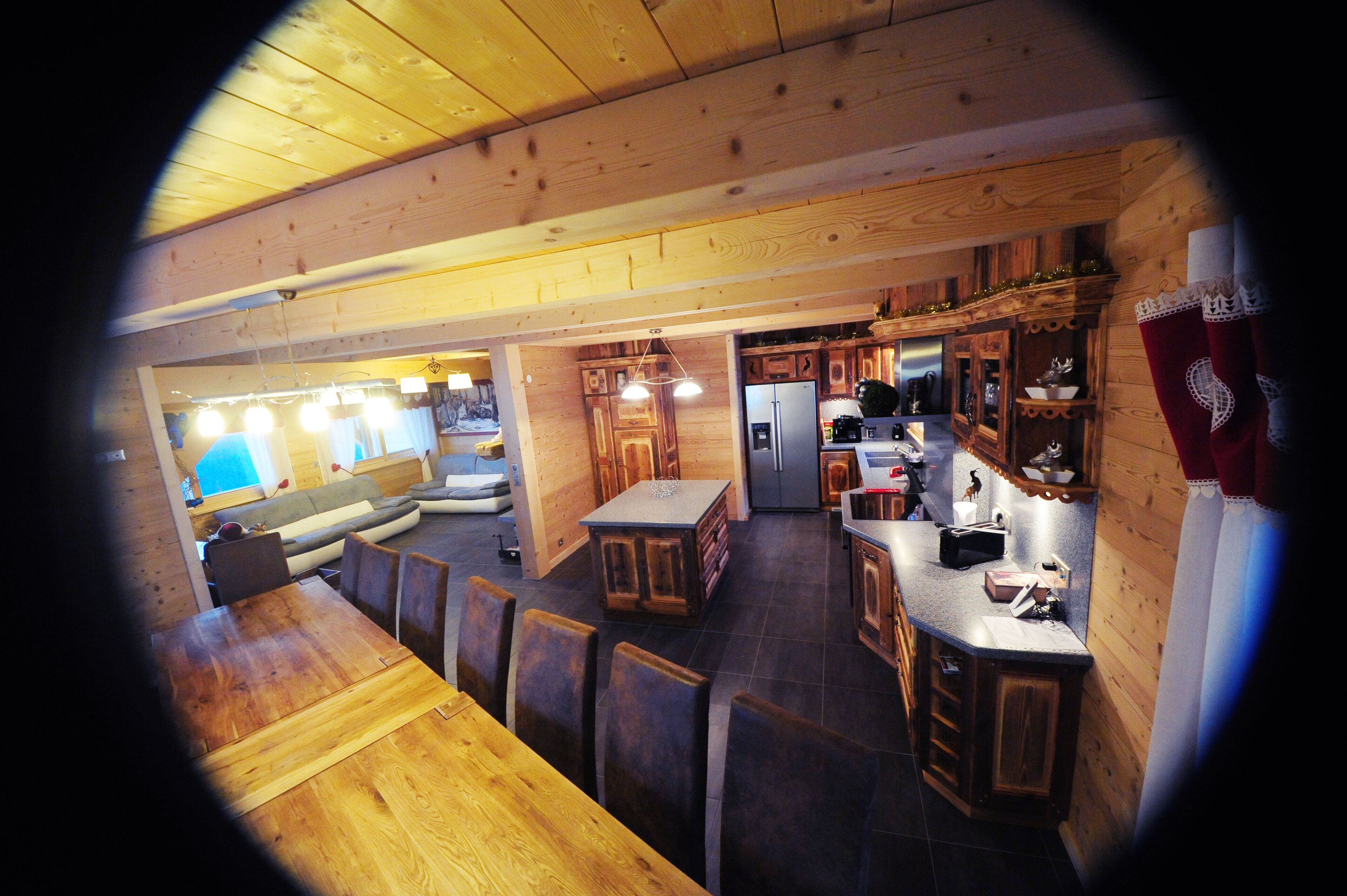 Un intérieur en bois comprenant un coin repas, une cuisine et un espace de vie.