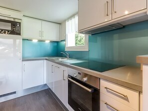 Fridge, microwave, dishwasher, coffee/tea maker