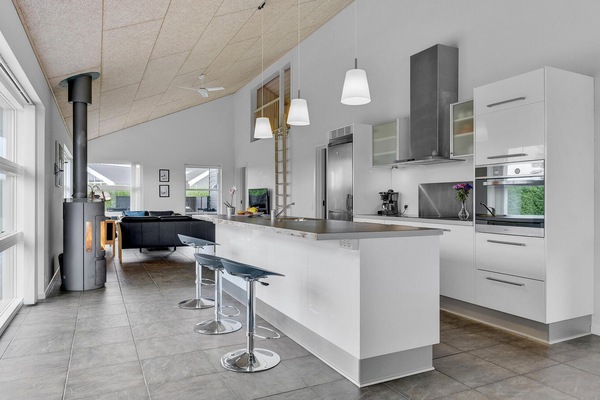 Een koelkast, een kookplaat, een vaatwasser