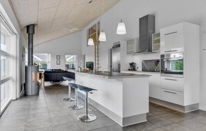 Kylskåp, spishäll, diskmaskin och kaffe- och tebryggare