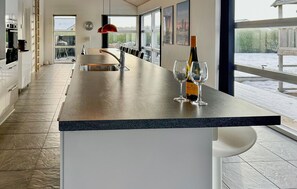 Køleskab, kogeplade, opvaskemaskine, kaffe-/temaskine