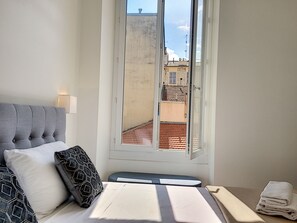 1 室のベッドルーム、アイロン / アイロン台