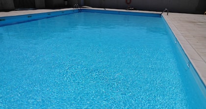 Chalet en camping bien situado, junto a la piscina, hermosa terraza a la sombra