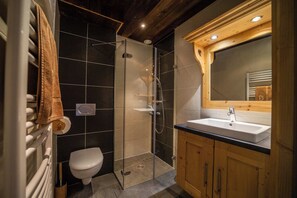 Douche, sĂšche-cheveux, serviettes fournies, savon