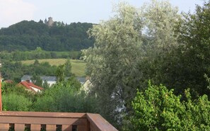 A view of a castle on a hill with surrounding greenery and houses. - quiet, attractive apartment with 2 bedrooms (Meiningen OT Walldorf)