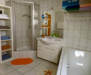 Bathtub, hair dryer, towels, toilet paper - quiet, attractive apartment with 2 bedrooms (Meiningen OT Walldorf)