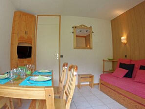 Interior - 2 Rooms, South-East Balcony, Opposite ESF, Cleaning Included (Valmorel)