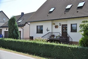 Exterior - idyllic, sunny apartment at the natural swimming pond and with a fireplace (Langenau)