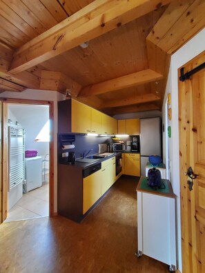 Kylskåp, mikrovågsugn, ugn och spishäll