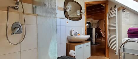 Dusche, Haartrockner, HandtĂŒcher, Seife
