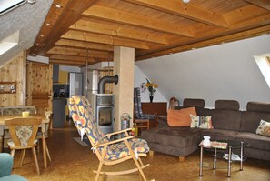 Tv, eldstad, dvd-spelare och böcker