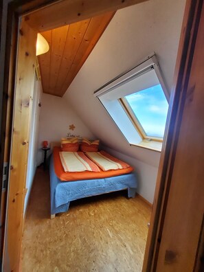 1 bedroom, free WiFi, bed sheets - idyllic, sunny apartment at the natural swimming pond and with a fireplace (Langenau)