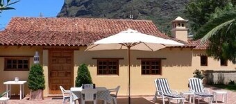 Bonita casa con jardin florido