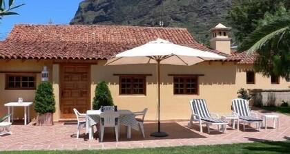 Charming Villa with garden full of flowers located in Los Silos, north Tenerife