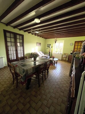 Interior - country house with free wifi in a quiet area 45 mins from mont st michel (Saint-Laurent-De-Cuves)