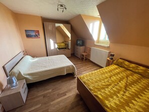 3 makuuhuonetta, työpöytä, silitysrauta/-lauta, vauvan matkasänky