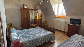 3 chambres, bureau, fer et planche Ă repasser, lit parapluie