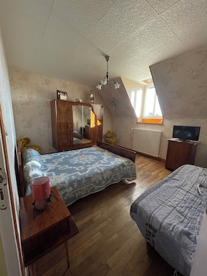 3 chambres, bureau, fer et planche à repasser, lit parapluie