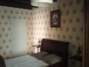 4 slaapkamers, een strijkplank/strijkijzer, babybedden