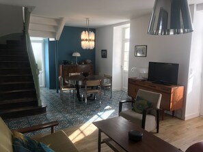 Una televisión, un reproductor de DVD, libros, un reproductor estéreo