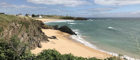 Una spiaggia nelle vicinanze