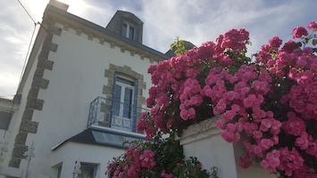 Façade de la villa cÎté rue