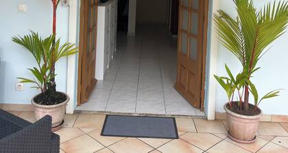 Villa Bottom 3 Schlafzimmer, Pool, üppiger Garten. Martinique authentisch.