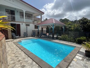 Una piscina al aire libre
