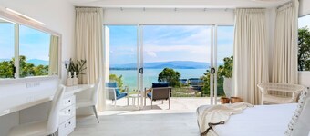 3Bed/4Bath Beachside Ocean View Villa with Swimming Beach and Park Access