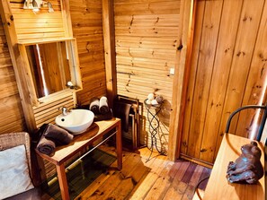 Een haardroger, handdoeken, zeep, toiletpapier